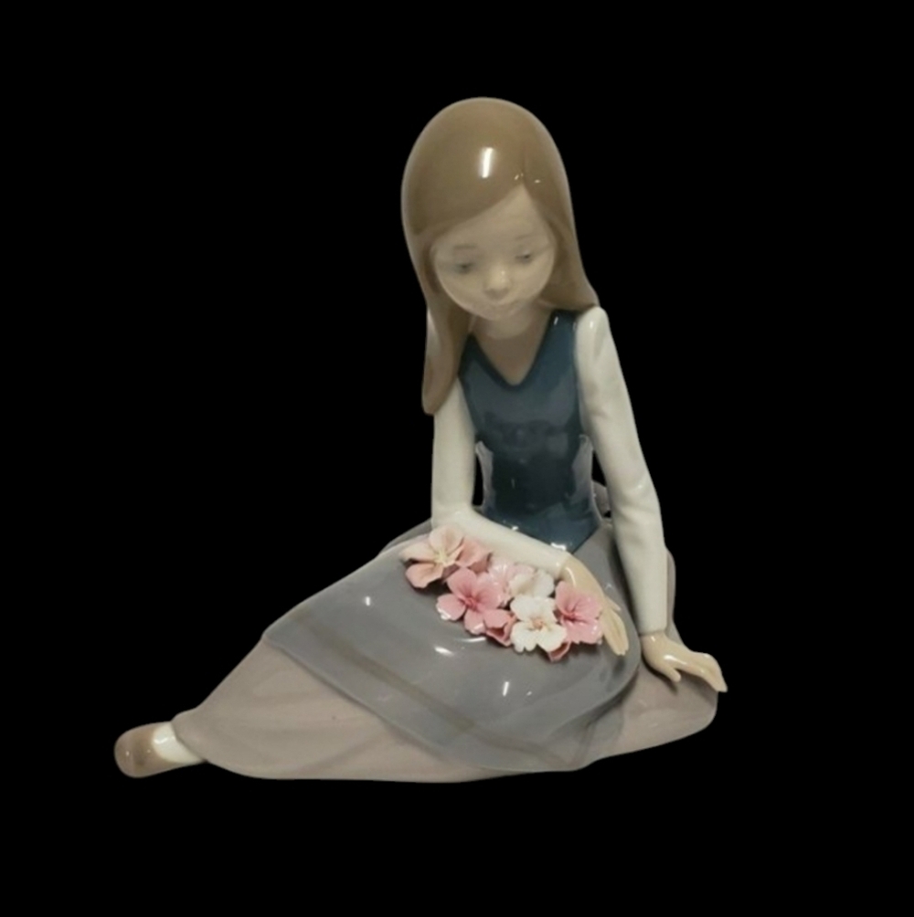 LLadro "NOSTALGIA" #5071Girl sitting on ground flowers in lap Procelain